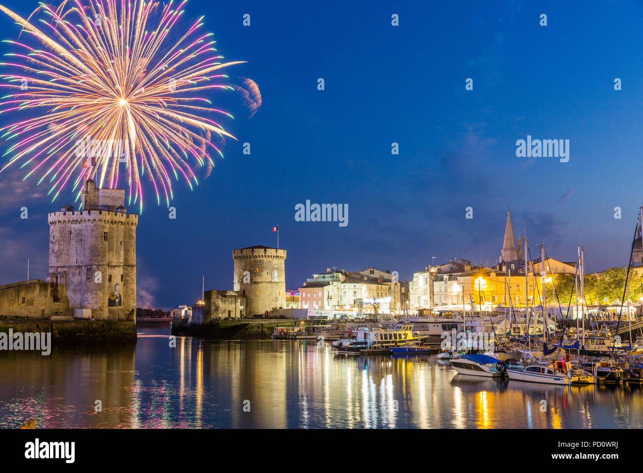 LA ROCHELLE, Frankreich - 14. JULI 2018: Feuerwerk in La Rochelle während der französischen Nationalen Tag Stockfoto