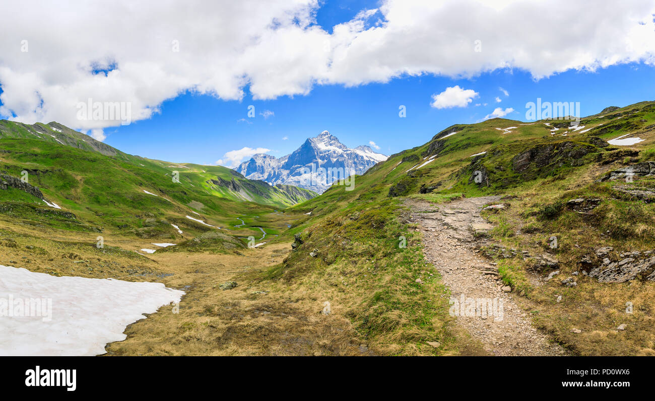 Sightseeing: Blick auf den Eiger reichen von einem Berg Pfad in der Grindelwald-First, Jungfrau Region des Berner Oberlandes Alpen, Schweiz Stockfoto