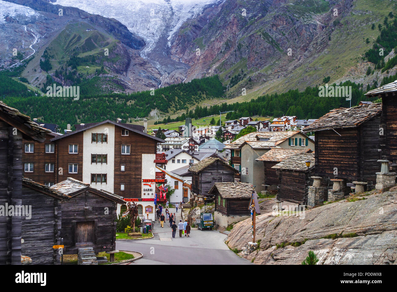 Blick auf Saas Fee Dorf und altmodische Holzhütten im Saastal (Saastal) im Kanton Wallis, Schweiz Stockfoto