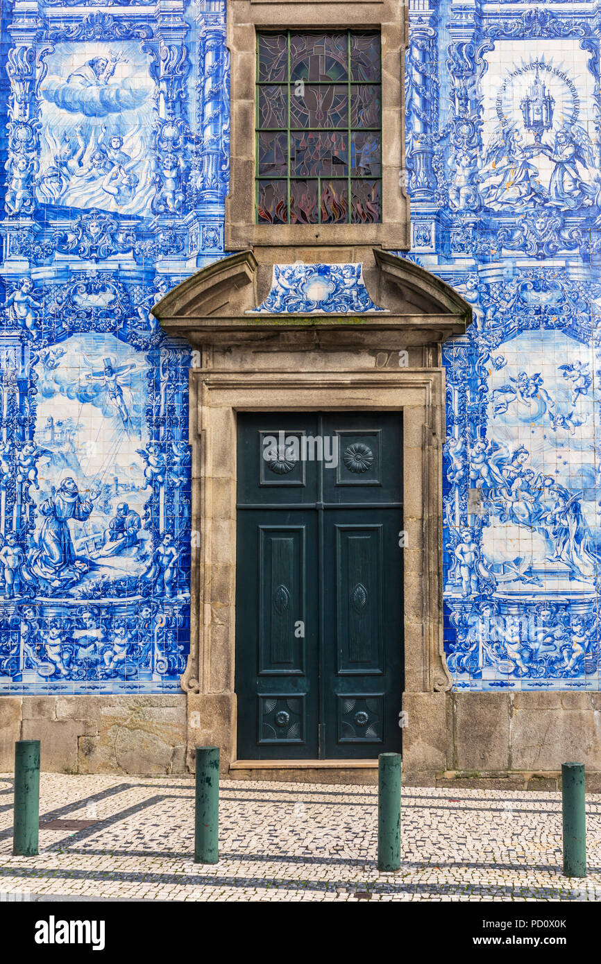 Detail der Fassade der Kirche Igreja do Carmo dos Carmelitas in Ribeira - die Altstadt von Porto, Porugal Stockfoto