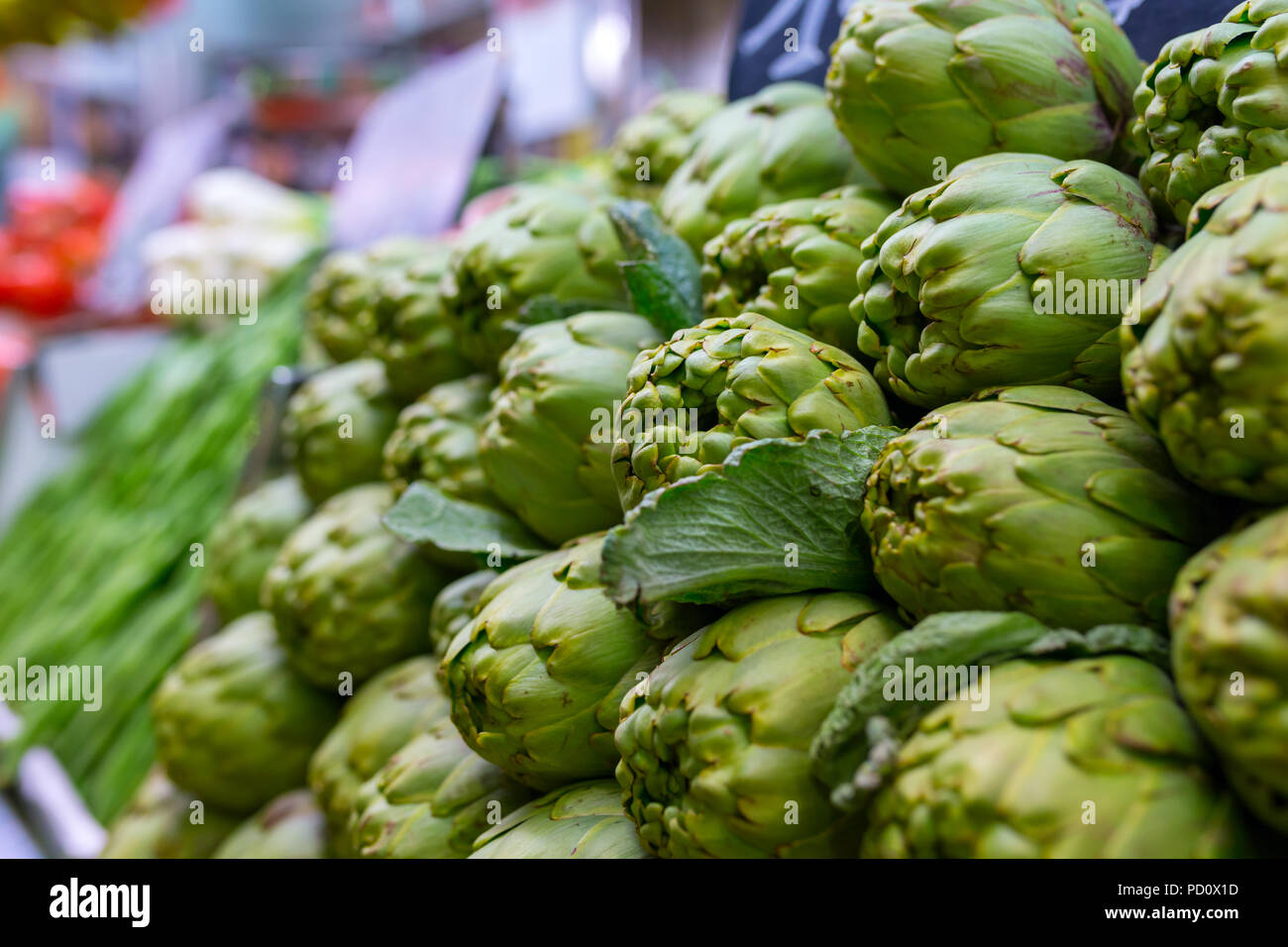 Nahaufnahme der grünen Artischocken am lokalen Markt in Barcelona. Stockfoto