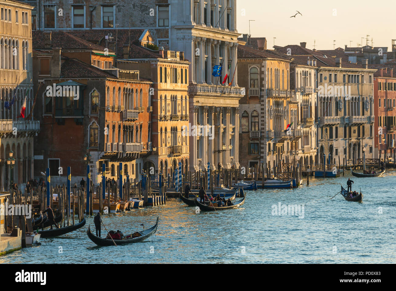 Venedig, Italien, 21. März 2018: Wasser Verkehr am Grand Canal in Venedig in den Sonnenuntergang, Italien. Stockfoto