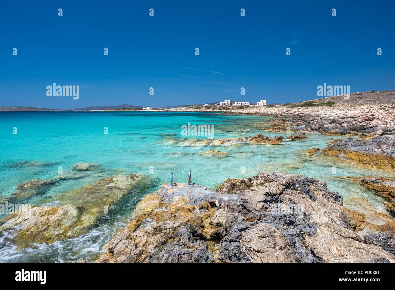 Felsiger Strand mit erstaunlich ruhigen Wasser auf der Insel Paros, Kykladen, Griechenland. Stockfoto