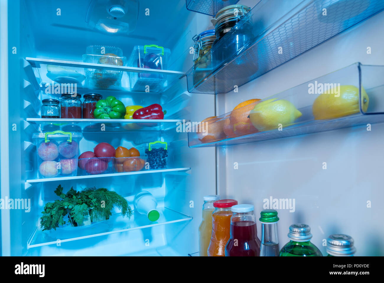 Innenraum aus einem Kühlschrank mit frischem Gemüse, Obst und Saft in einer  gesunden Diät Konzept verpackt Öffnen Stockfotografie - Alamy