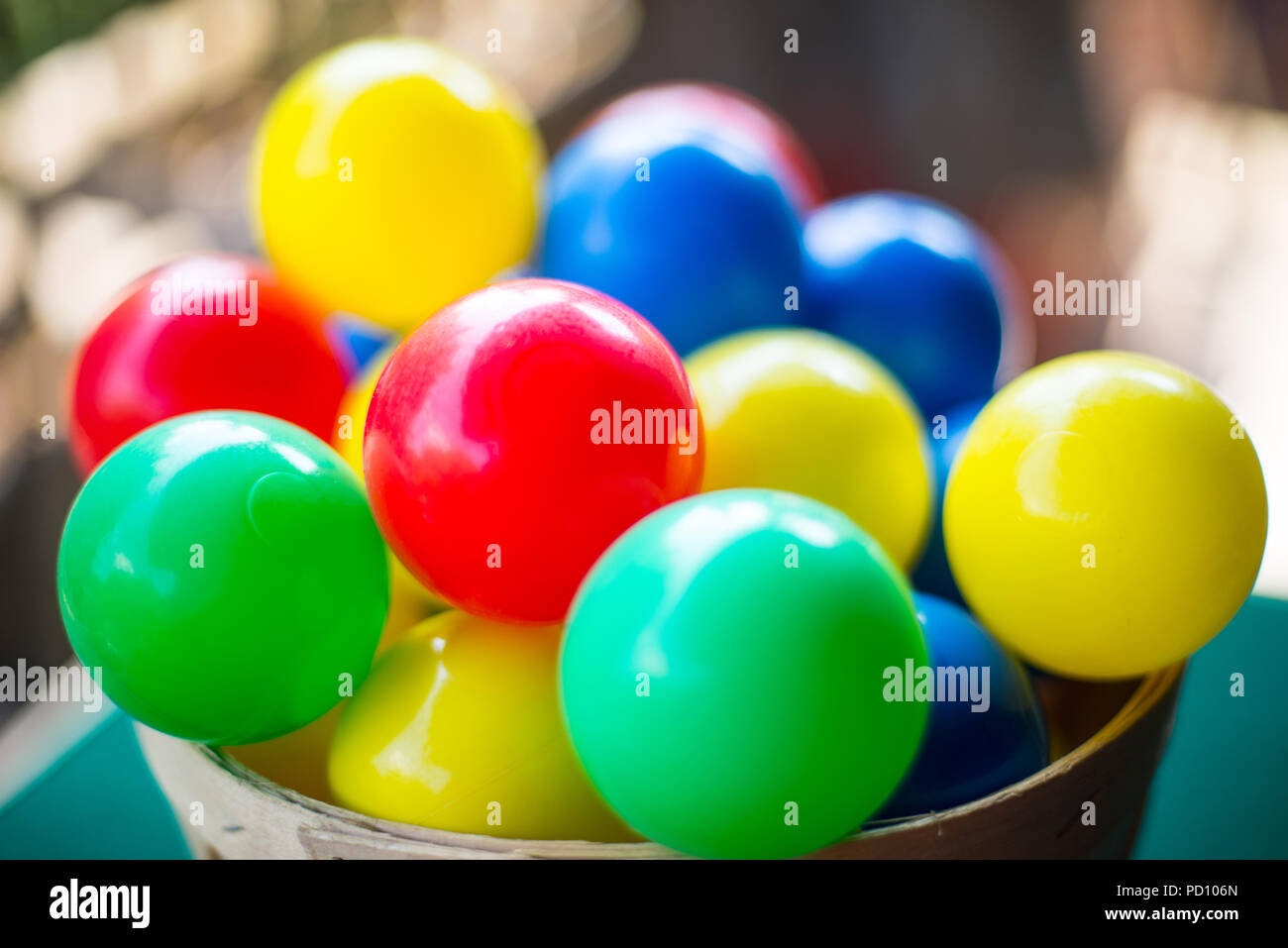 In der Nähe von verschiedenen farbigen Kugeln mit unscharfem Hintergrund. Als Hintergrund Spiele für Kinder zu werben. Horizontale Ansicht Stockfoto