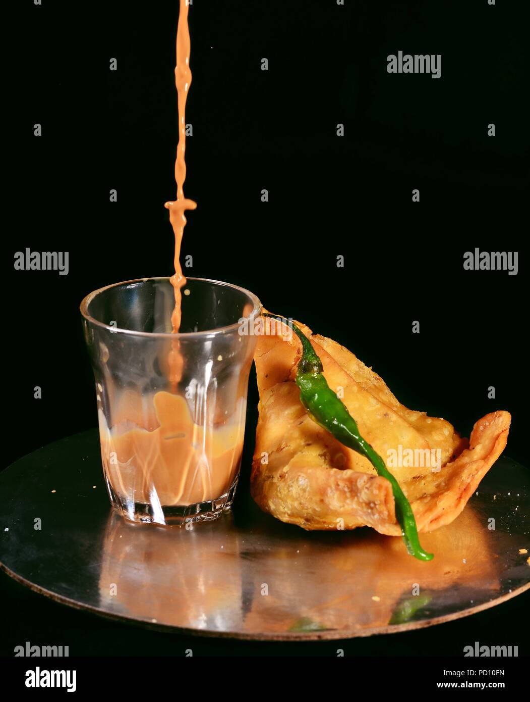 Chai und Samosa Stockfoto