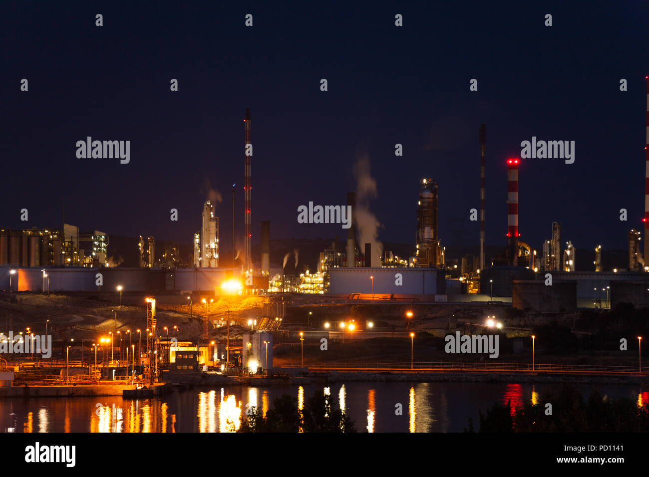 Port de Bouc industriellen Komplex in der Nacht, Frankreich Stockfoto