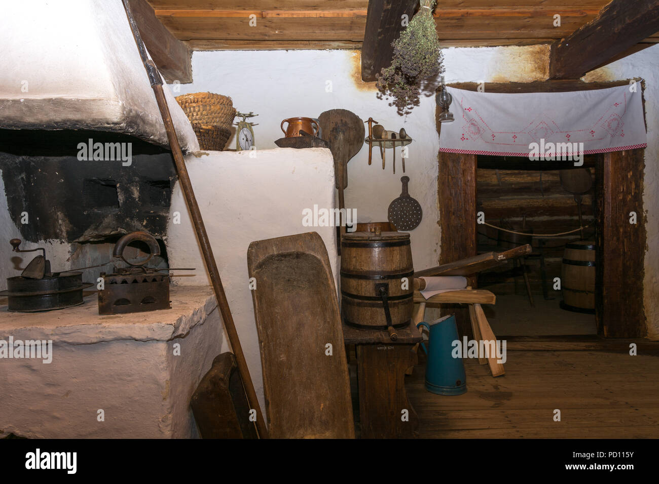 Innere altmodischen Dekoration der Hütten der ländlichen Bevölkerung. Holz- Utensilien, Holzmöbel. Stockfoto