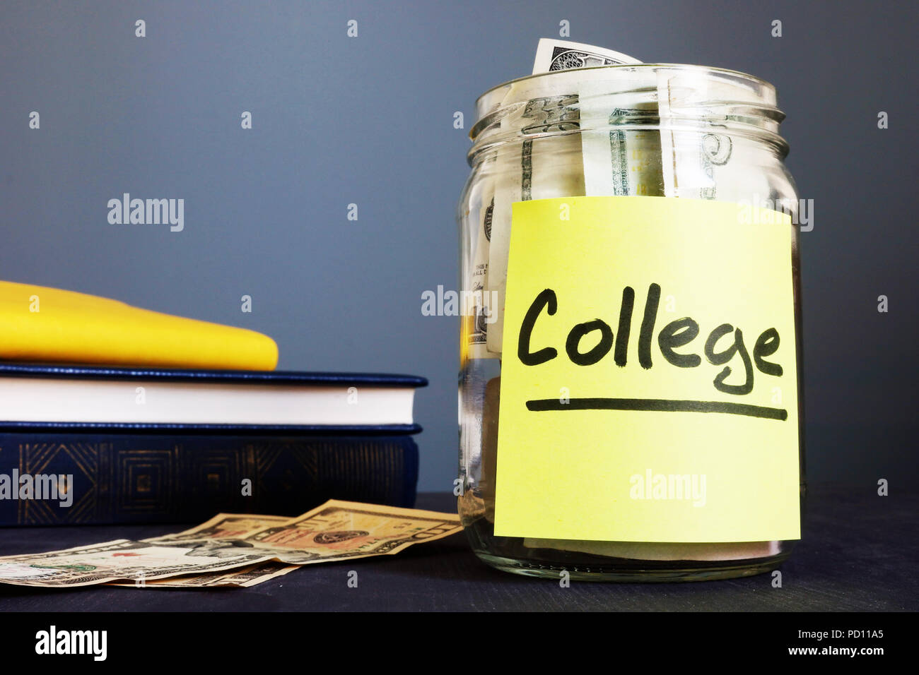 College Fund auf einem Glas und Geld geschrieben. Stockfoto