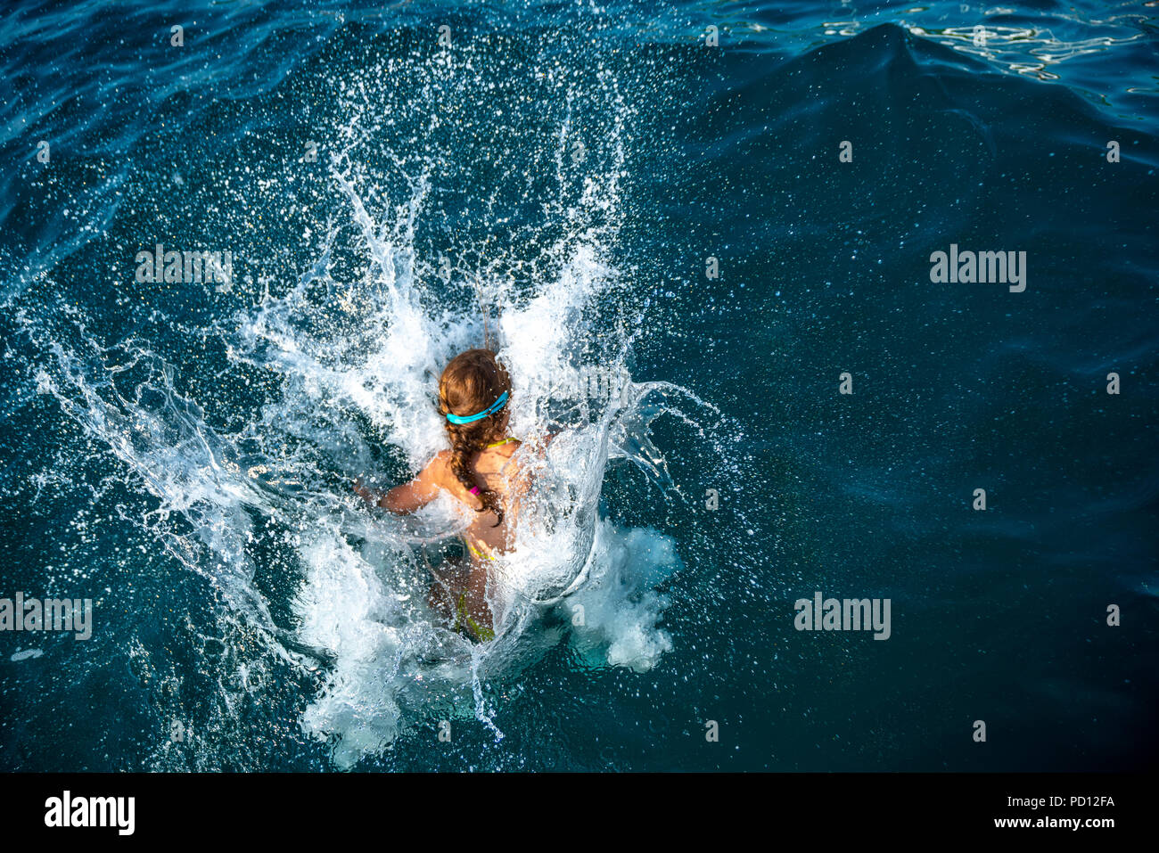 Triest, Italien, 4. August 2018. Ein Kind taucht in die Adria von einem Segelboot. Foto von Enrique Ufer Stockfoto