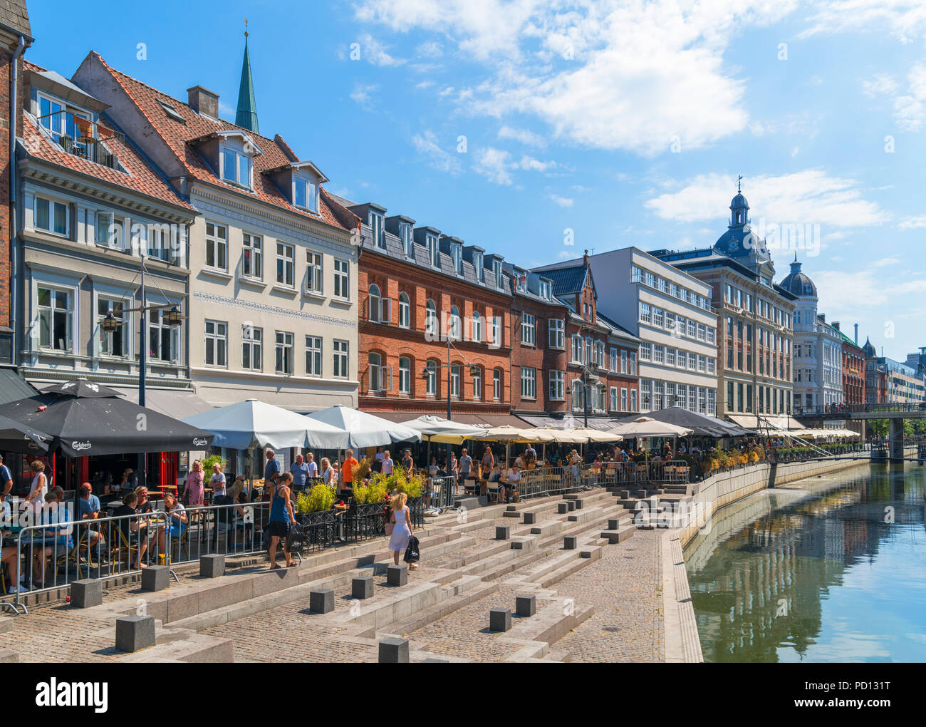 Geschäfte, Cafés und Restaurants entlang des Flusses in der Stadt Aarhus, Aarhus, Dänemark Stockfoto