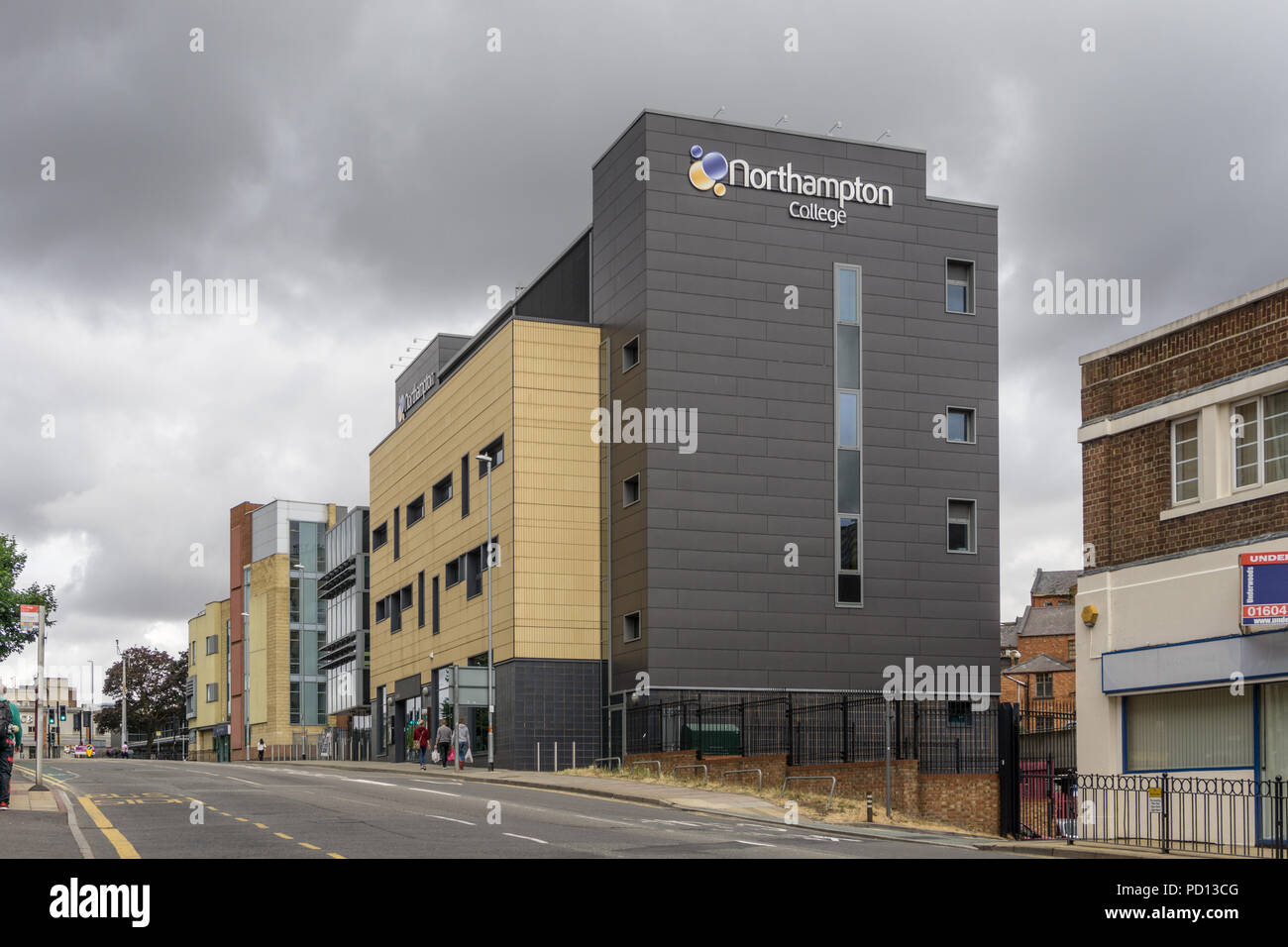 Modernes Gebäude mit Northampton Hochschule eine weitere Bildungseinrichtung; Northampton, Großbritannien Stockfoto