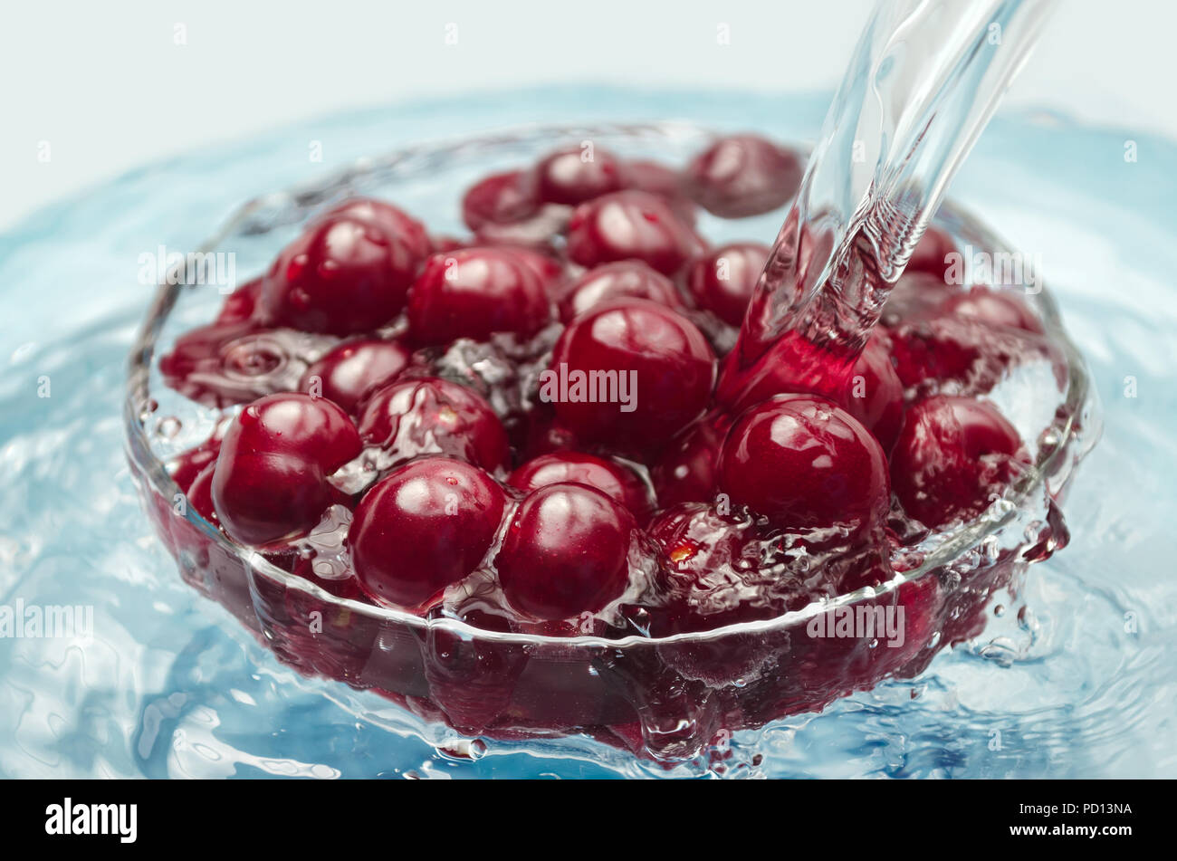 Gewaschene Kirschen in eine Schüssel mit Wasser Stockfoto