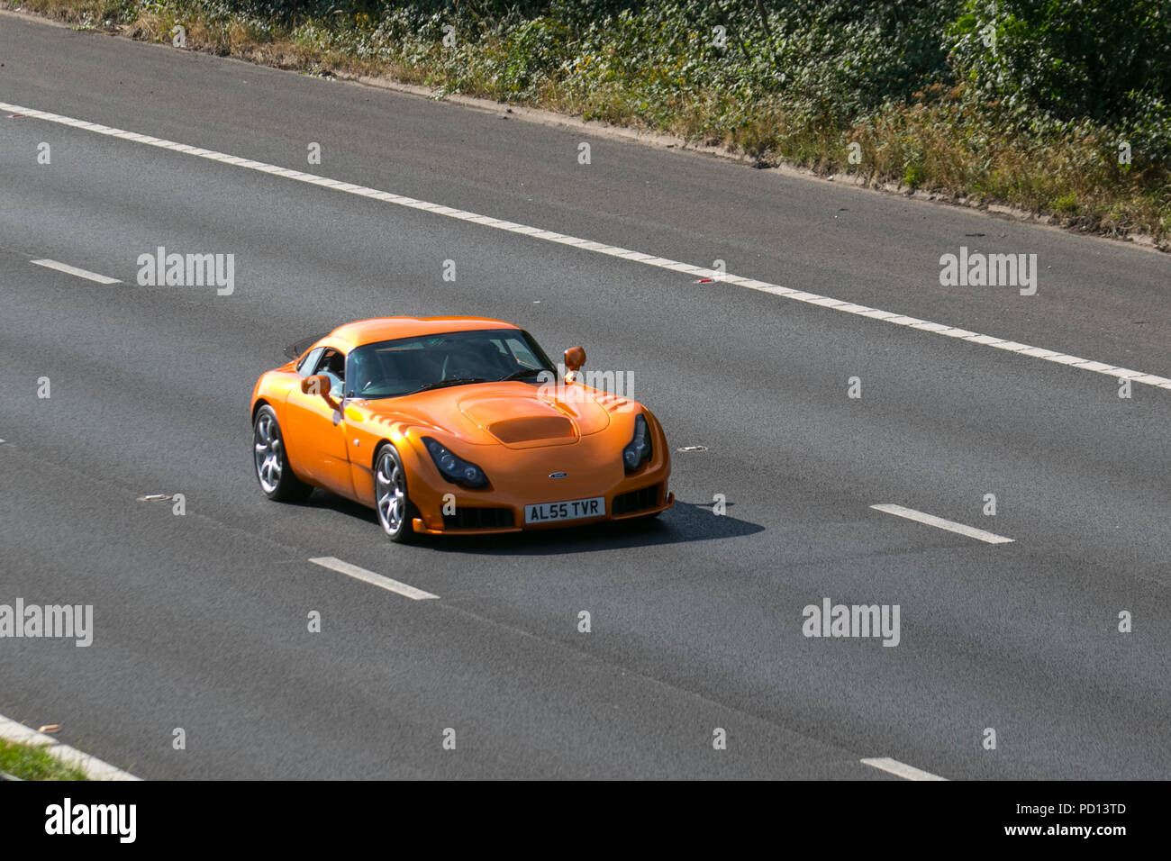 Orange British TVR Sagaris 3996cc Benziner-Coupé mit 2005 55 Platten ist ein Sportwagen, der vom britischen Hersteller TVR in Blackpool, Lancashire, entworfen und gebaut wurde. VEREINIGTES KÖNIGREICH Stockfoto