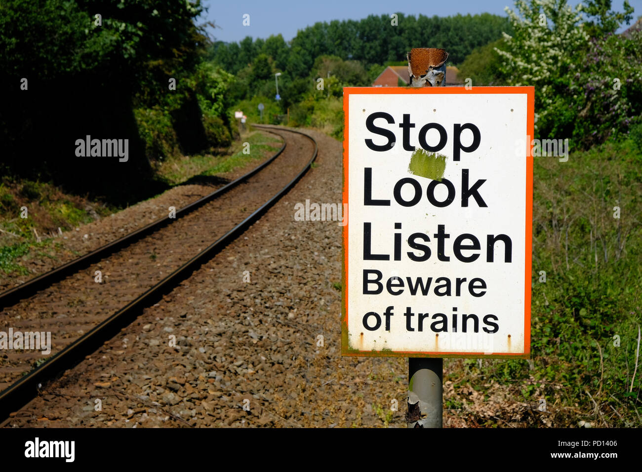 Ein Stop suchen Sie Hören warnt Fußgänger der vorbeifahrenden Züge an einem Kreuzungspunkt der Exmouth Exeter Säbelschnäbler line, Exmouth, Devon, Großbritannien Stockfoto