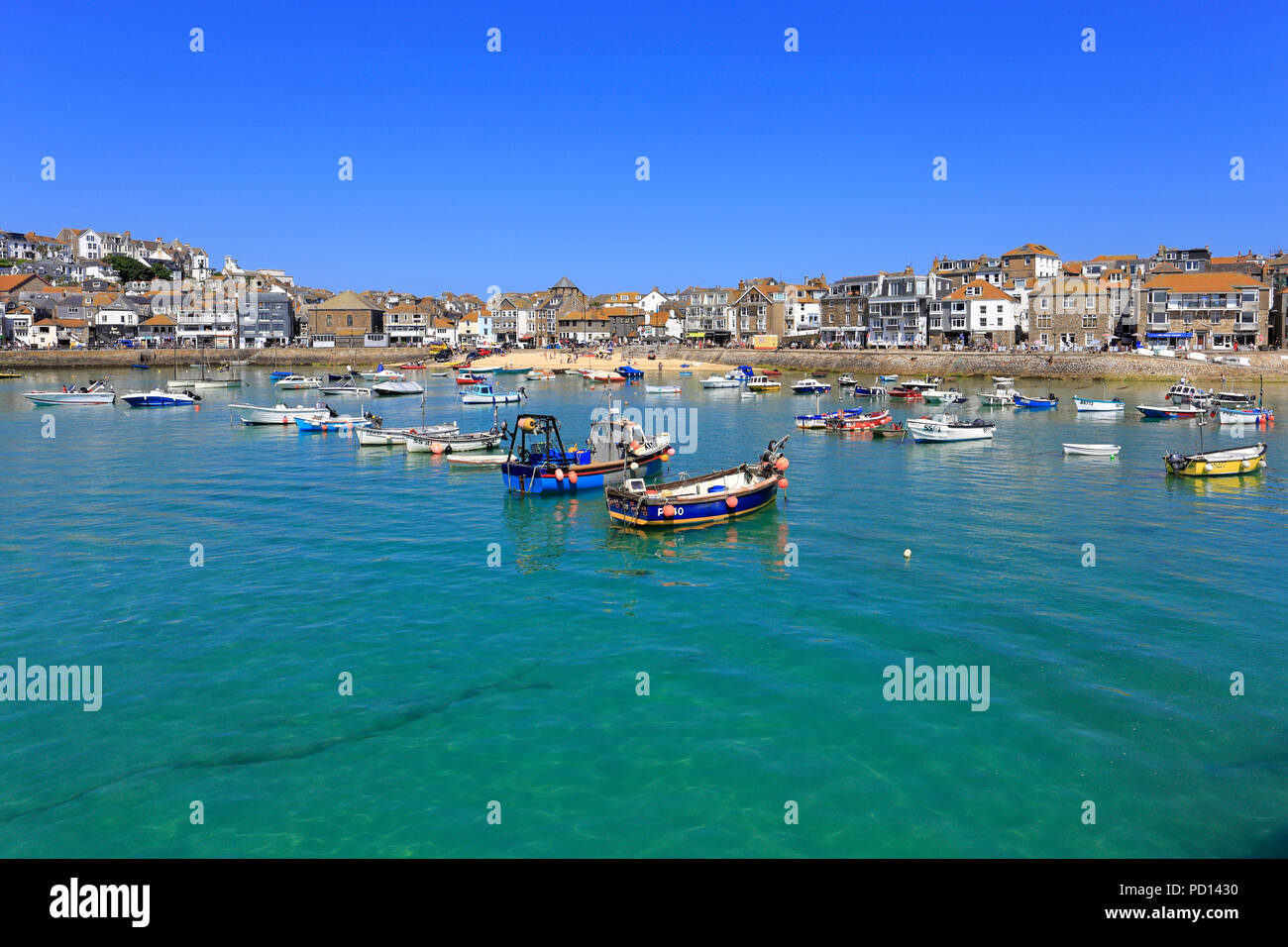 Fischerboote in den Hafen von St Ives, Cornwall, England, Großbritannien. Stockfoto