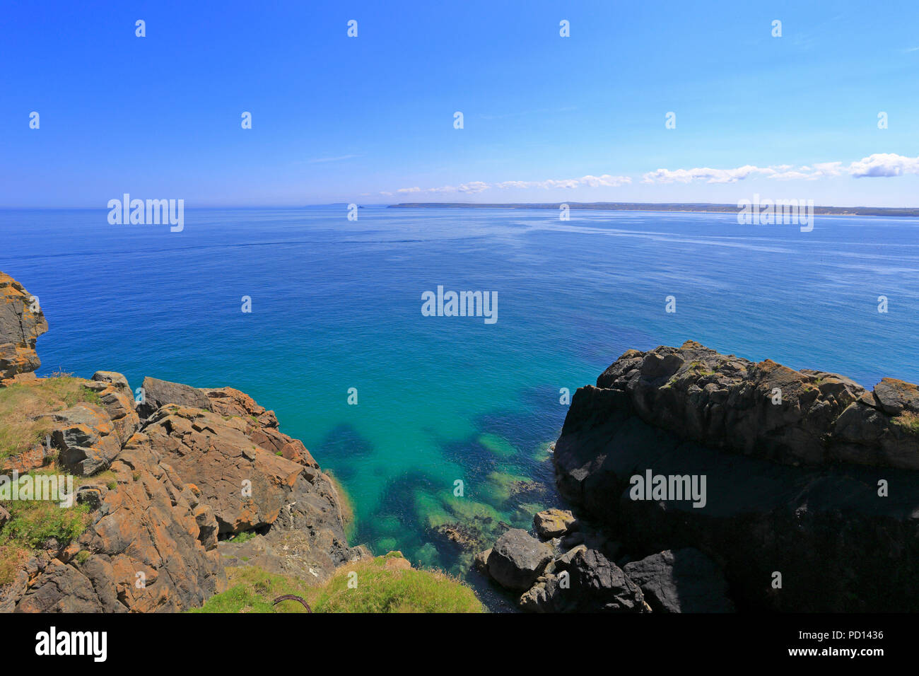 Die Bucht von St Ives und entfernten Godrevy Leuchtturm von Lampe Felsen auf dem South West Coast Path auf St Ives Kopf, St Ives, Cornwall, England, Großbritannien. Stockfoto