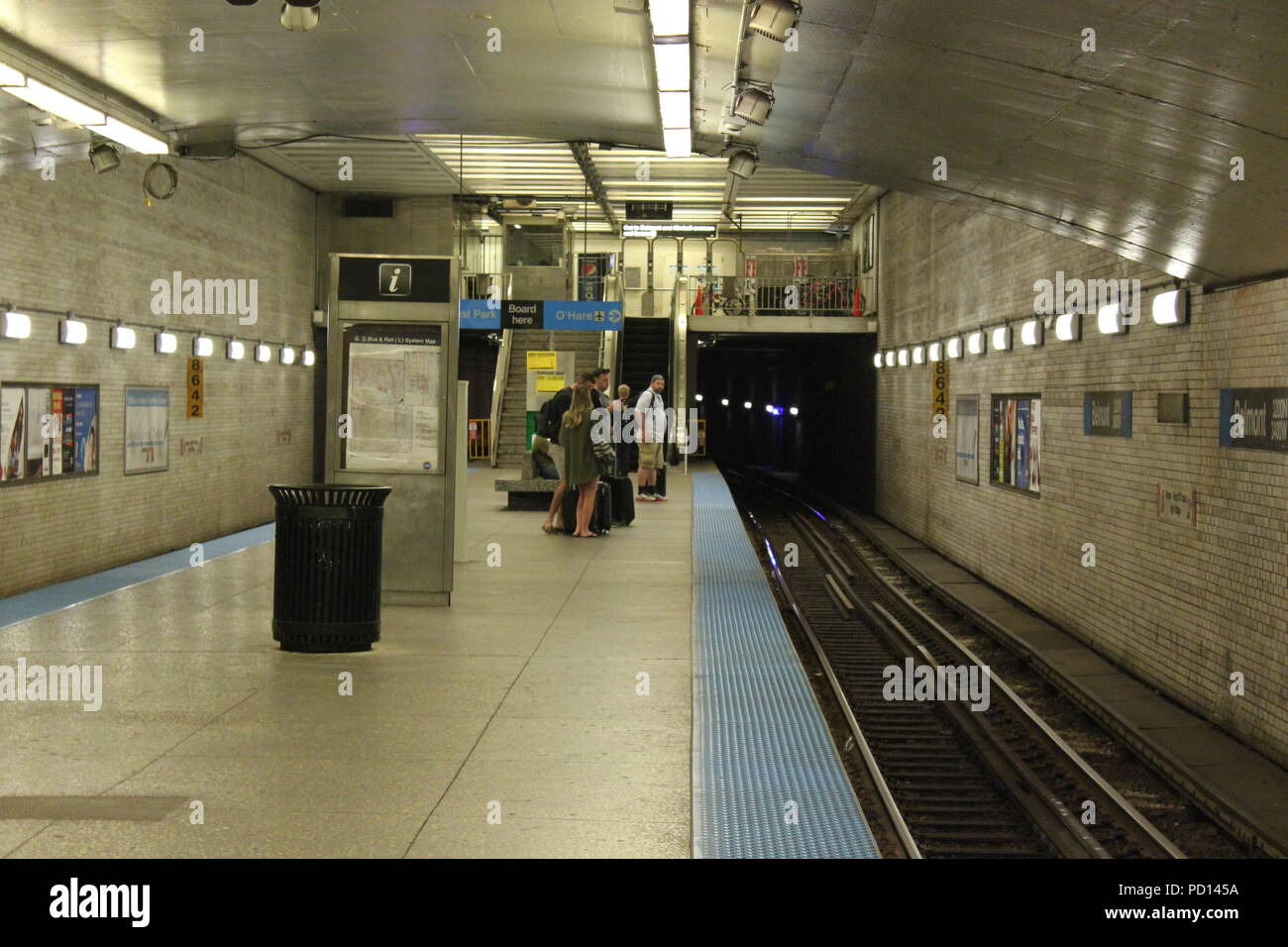 CTA Blue Line unterirdischen Bahnhof an der Belmont Avenue in Chicago, Illinois. Stockfoto