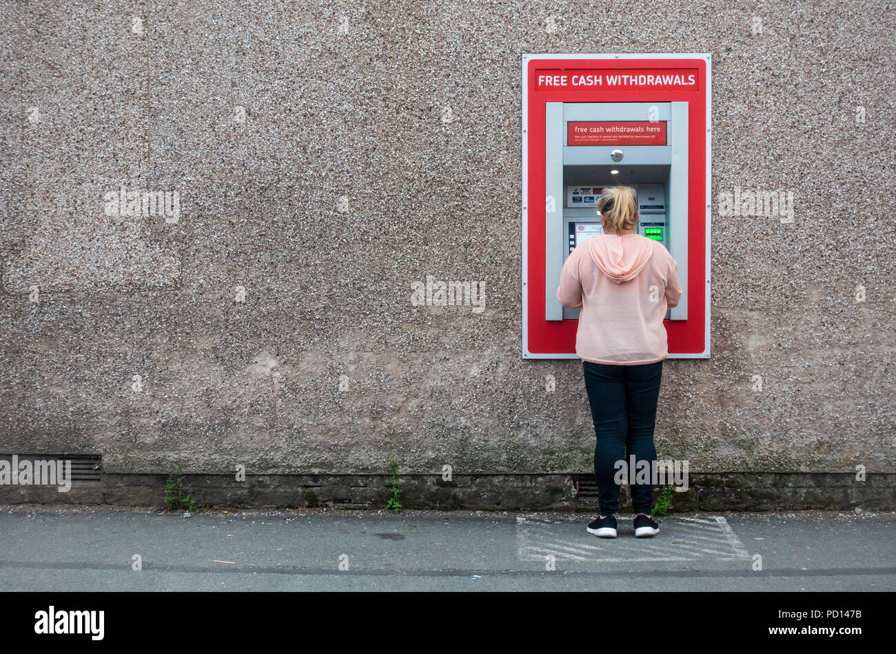 Frau mit einem Cash-Maschine Stockfoto