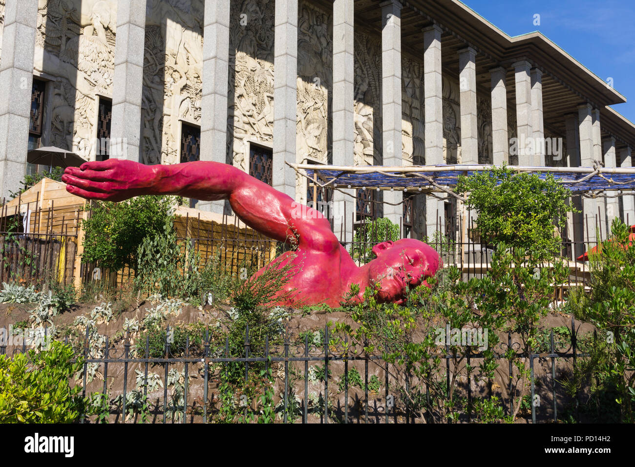 Paris Skulptur - Diadji Diop Skulptur "Dans le bonheur" ('Schwimmen im Glück') vor dem Museum der Einwanderung in Frankreich Paris, Frankreich, Europa. Stockfoto