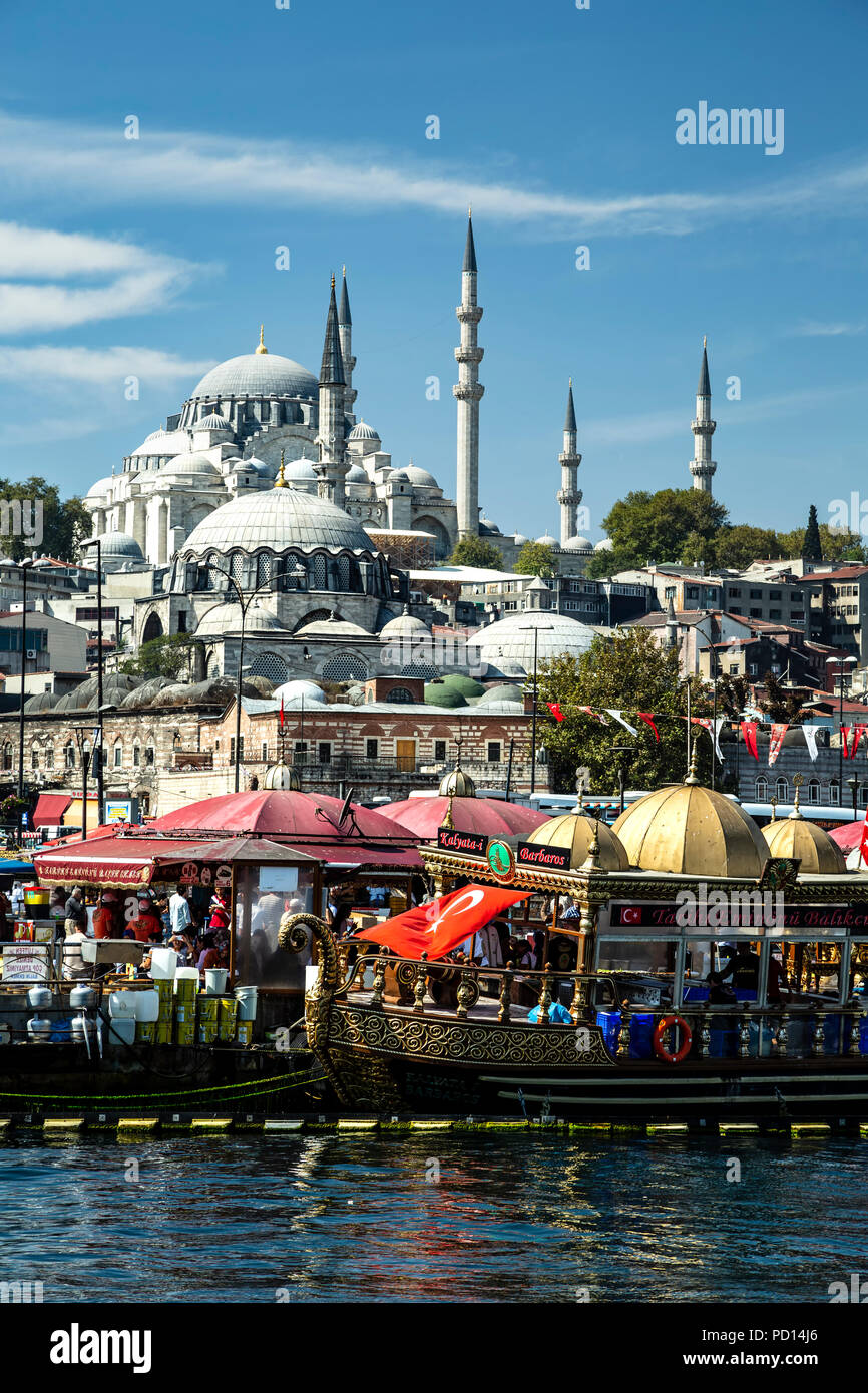 Süleymaniye-Moschee und Fisch Sandwich Restaurant Boote, Eminonu, Istanbul, Türkei Stockfoto