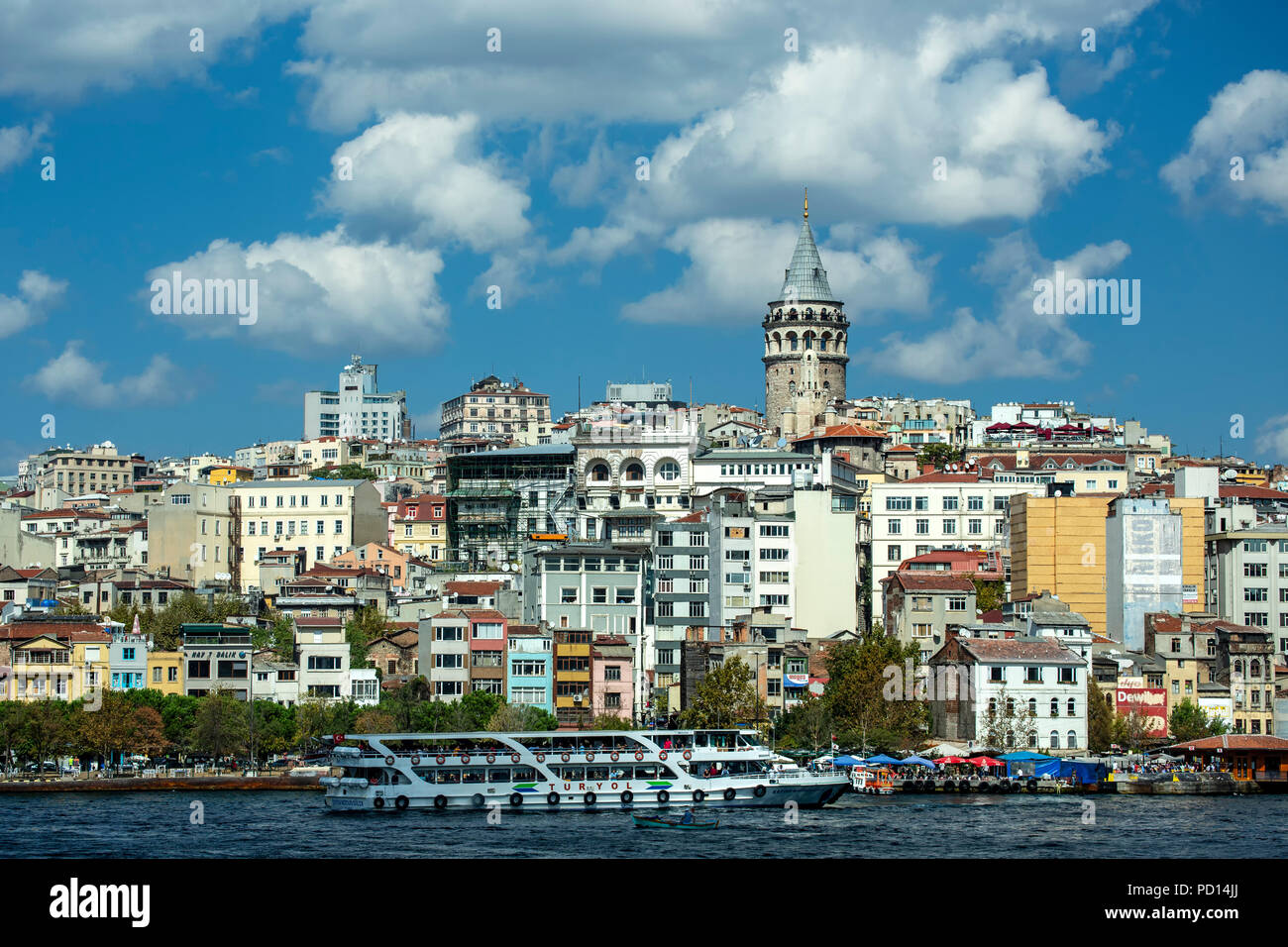 Schiff auf das Goldene Horn und den Galataturm, Istanbul, Türkei Stockfoto