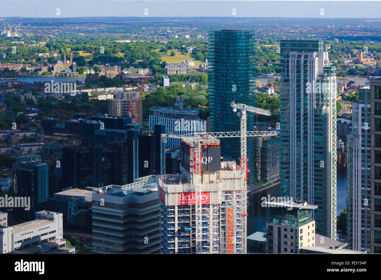 Wolkenkratzer Bürogebäude und Wohnhaus , Wohnungen von Canary Wharf , London gesehen Stockfoto