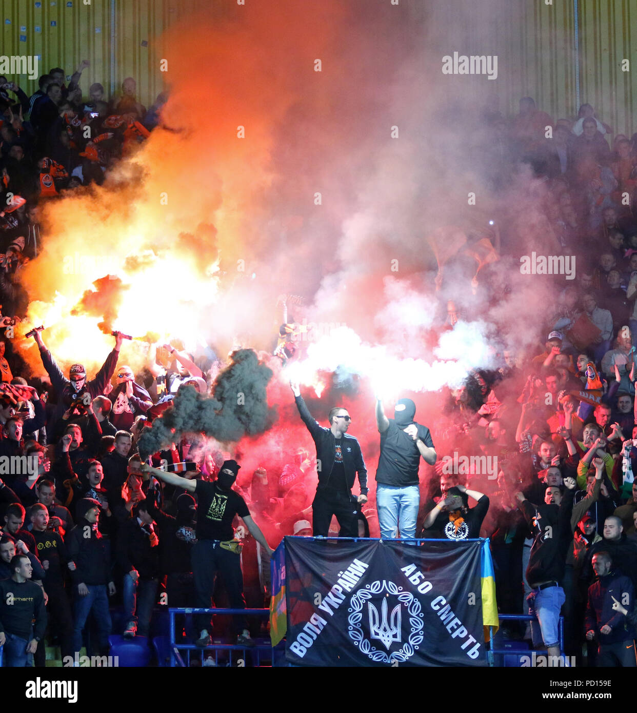 Charkiw, UKRAINE - 17. MAI 2017: Shakhtar Donetsk ultra Unterstützer (Ultras) Fackeln brennen während der WM in der Ukraine letzte Spiel gegen Dynamo Kiew an OS Stockfoto