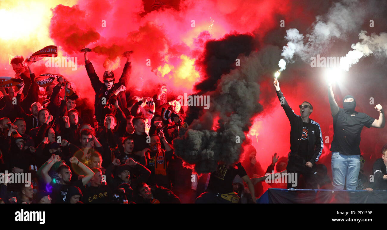 Charkiw, UKRAINE - 17. MAI 2017: Shakhtar Donetsk ultra Unterstützer (Ultras) Fackeln brennen während der WM in der Ukraine letzte Spiel gegen Dynamo Kiew an OS Stockfoto