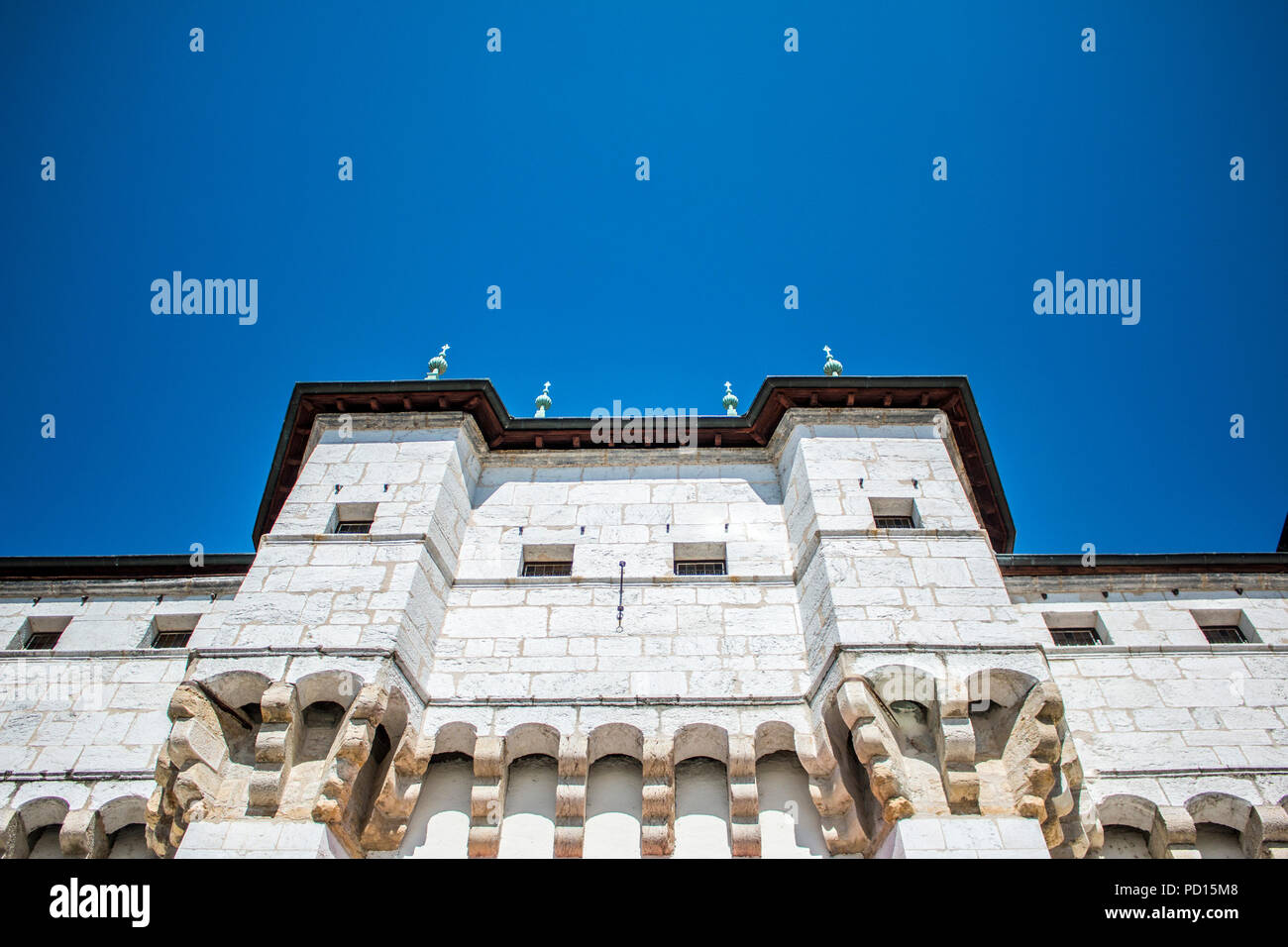 Chateau d'Annecy Fassade mit blauem Himmel Hintergrund Stockfoto