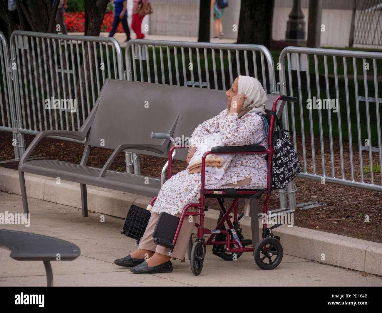 Ältere Frau im Rollstuhl. Millennium Park, Chicago, Illinois. Stockfoto