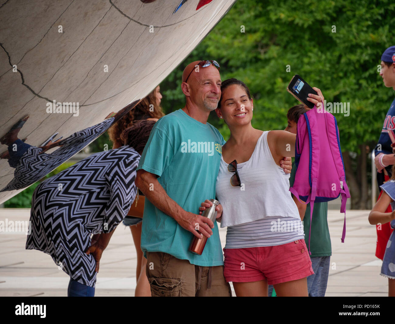 Ein Paar nimmt eine selfie an Cloud Gate in Chicago, Millennium Park. Stockfoto