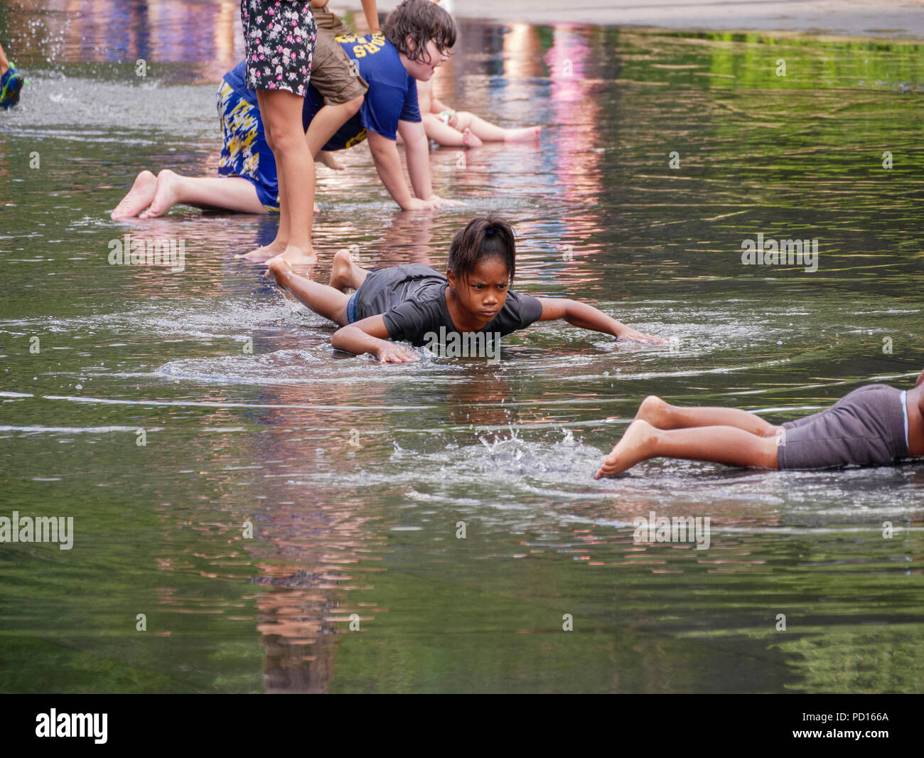 Kinder in Crown Fountain, Millennium Park, Chicago, Illinois zu spielen. Stockfoto