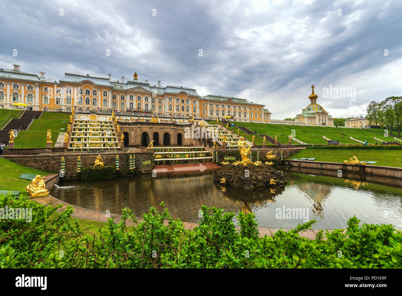 Sankt Petersburg, Russland - 16. MAI 2018: Skyline am unteren Garten und Große Kaskade Springbrunnen von Schloss Peterhof, Sankt Petersburg, Russland Stockfoto