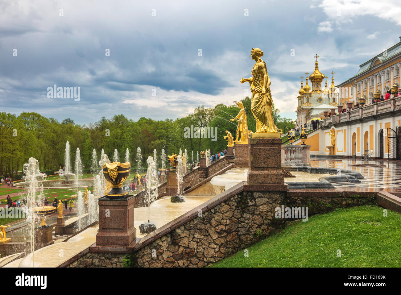 Sankt Petersburg, Russland - 16. MAI 2018: Skyline am unteren Garten und Große Kaskade Springbrunnen von Schloss Peterhof, Sankt Petersburg, Russland Stockfoto