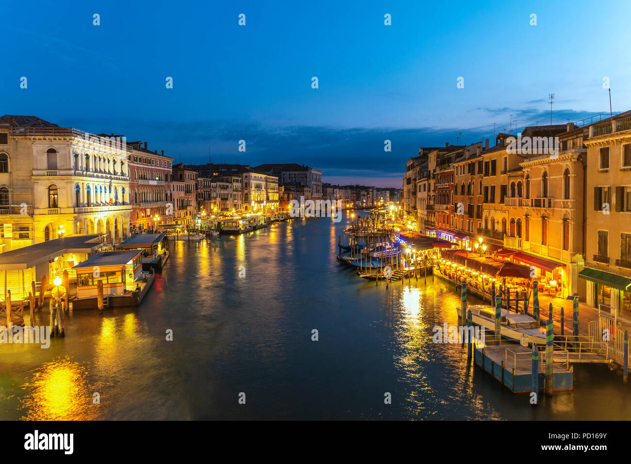 Venedig bei Nacht Skyline der Stadt Venedig Canal Blick von der Rialto Brücke, Venedig Italien Stockfoto