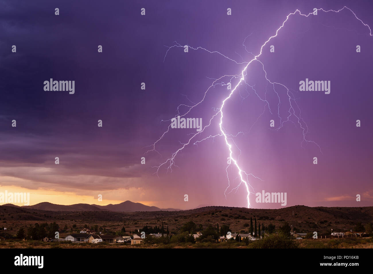 Blitzschlag bei Sonnenuntergang während eines Monsun-Gewitters in der Nähe von Mayer, Arizona Stockfoto