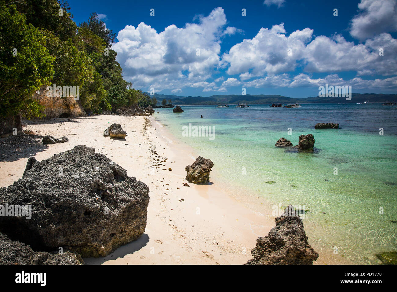 Philippinische traditionelle Segelschiff am weißen Strand. Die Insel Boracay, Philippinen. Stockfoto