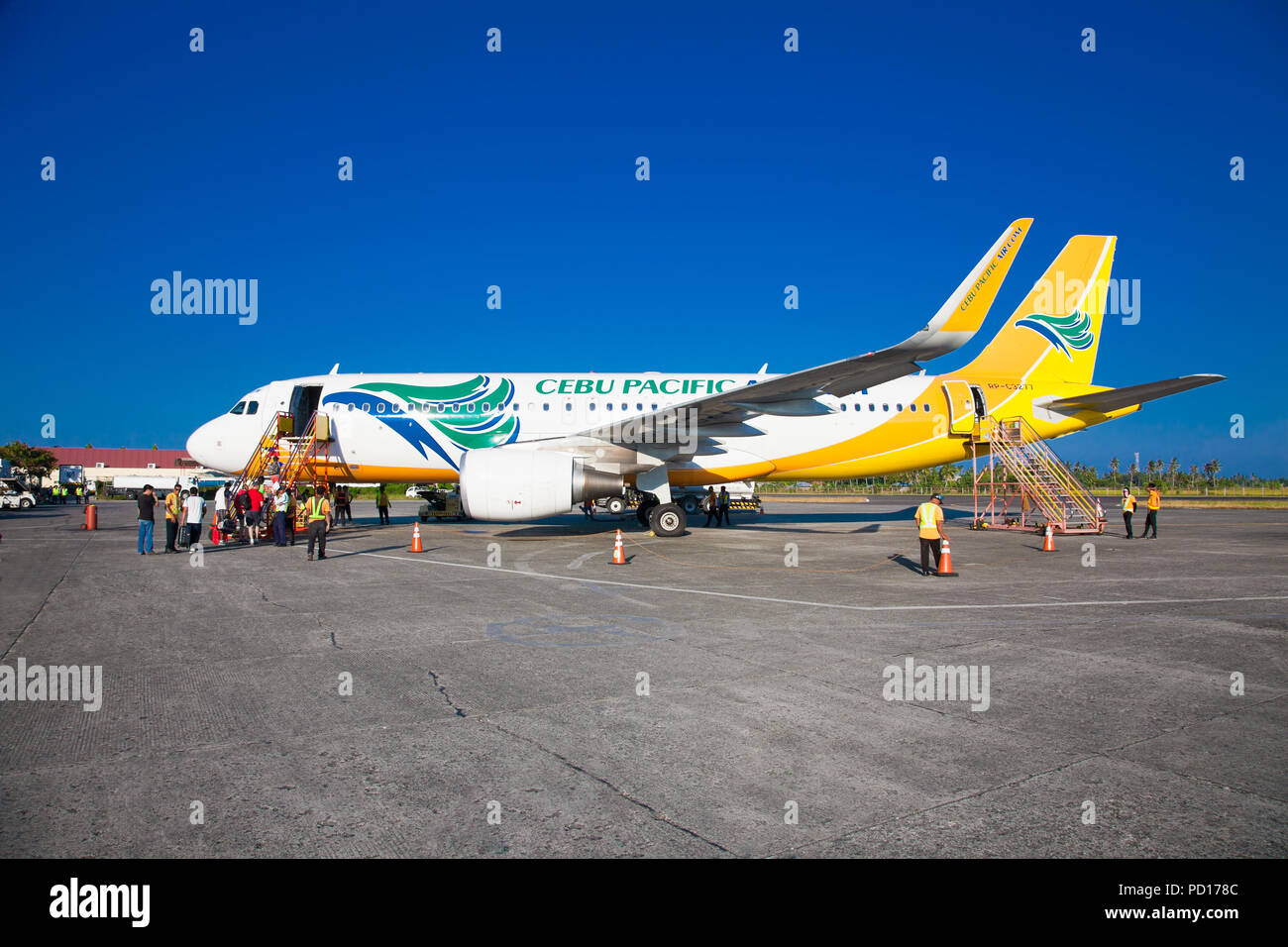 PUERTO Princesa, Philippinen - am 23. März. 2016: Touristen auf der Cebu Pacific Flugzeug am internationalen Flughafen Puerto Princesa am 23. März 2016 beginnen Stockfoto