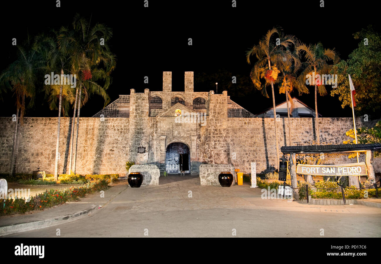 Eingang in Stein Fort San Pedro bei Nacht in Cebu City, Philippinen. Stockfoto