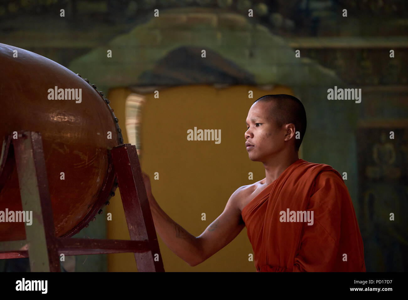 Ein junger buddhistischer Mönch spielen ein tambour während einer Zeremonie an einem Kloster in Siem Reap, Kambodscha. Stockfoto