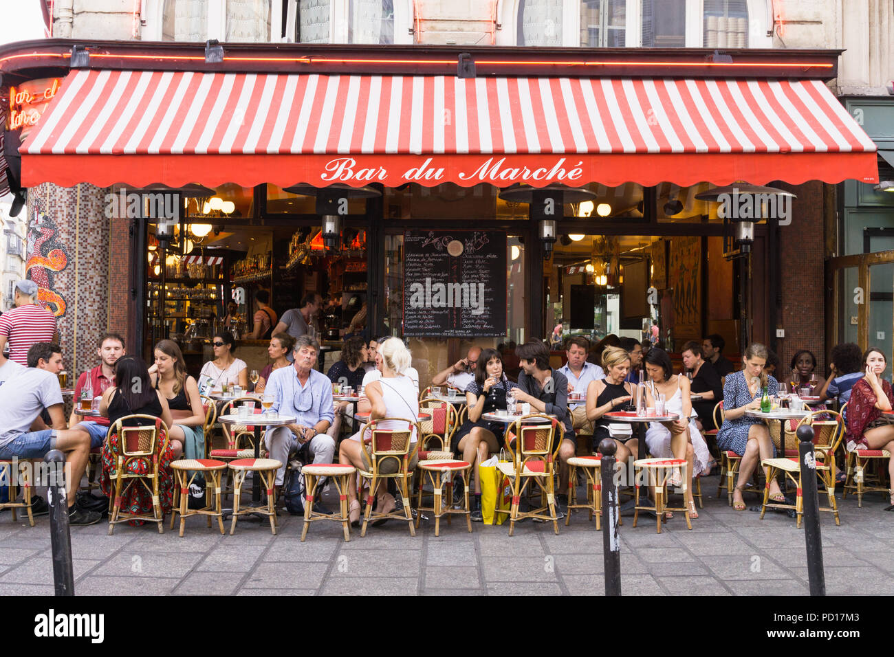 Paris Cafe - Am späten Nachmittag an der Bar du Marche in der Rue de Buci im Saint Germain in Paris, Frankreich, Europa. Stockfoto