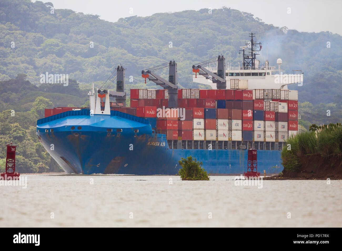 Container schiff durch den Panamakanal, Republik Panama. Stockfoto