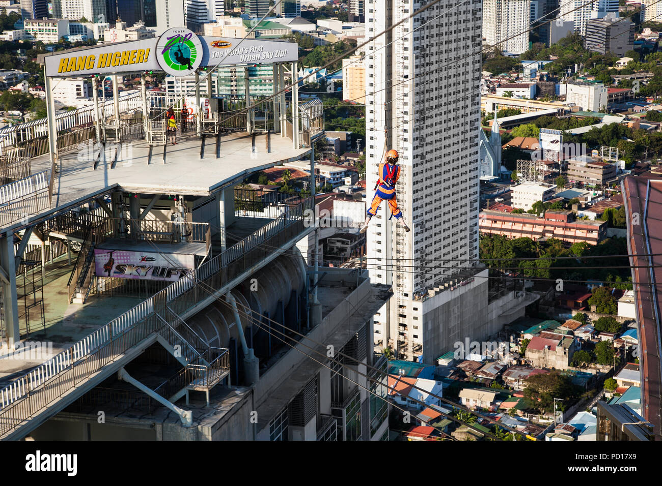 CEBU, Philippinen - 25. MÄRZ 2016: Hängen höher - Die weltweit erste Urban sky zip im Crown Regency am 25. März 2016. Cebu City. Philippinen. Es ist zip l Stockfoto