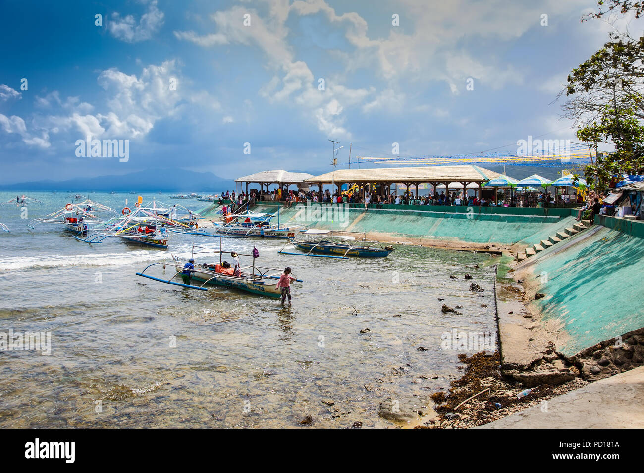 SABANG, Philippinen - MÄRZ 27, 2016, Longtail Boote Linie von Sabang nach Eingang der Höhle von Puerto Princesa Subterranean unterirdischen Fluss, einem der 7 N Stockfoto