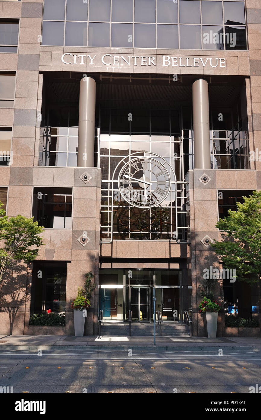 Eingang zum Gebäude im Stadtzentrum Bellevue; Bellevue, WA, USA, August 2018 Stockfoto