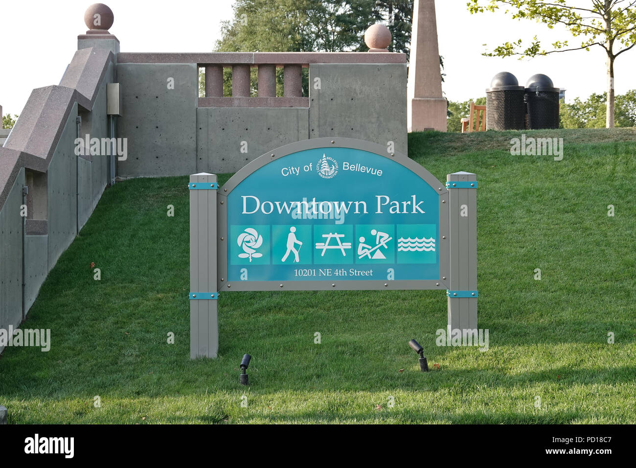 Schild zum Park im Stadtzentrum. Bellevue, WA, USA. August 2018. Stockfoto