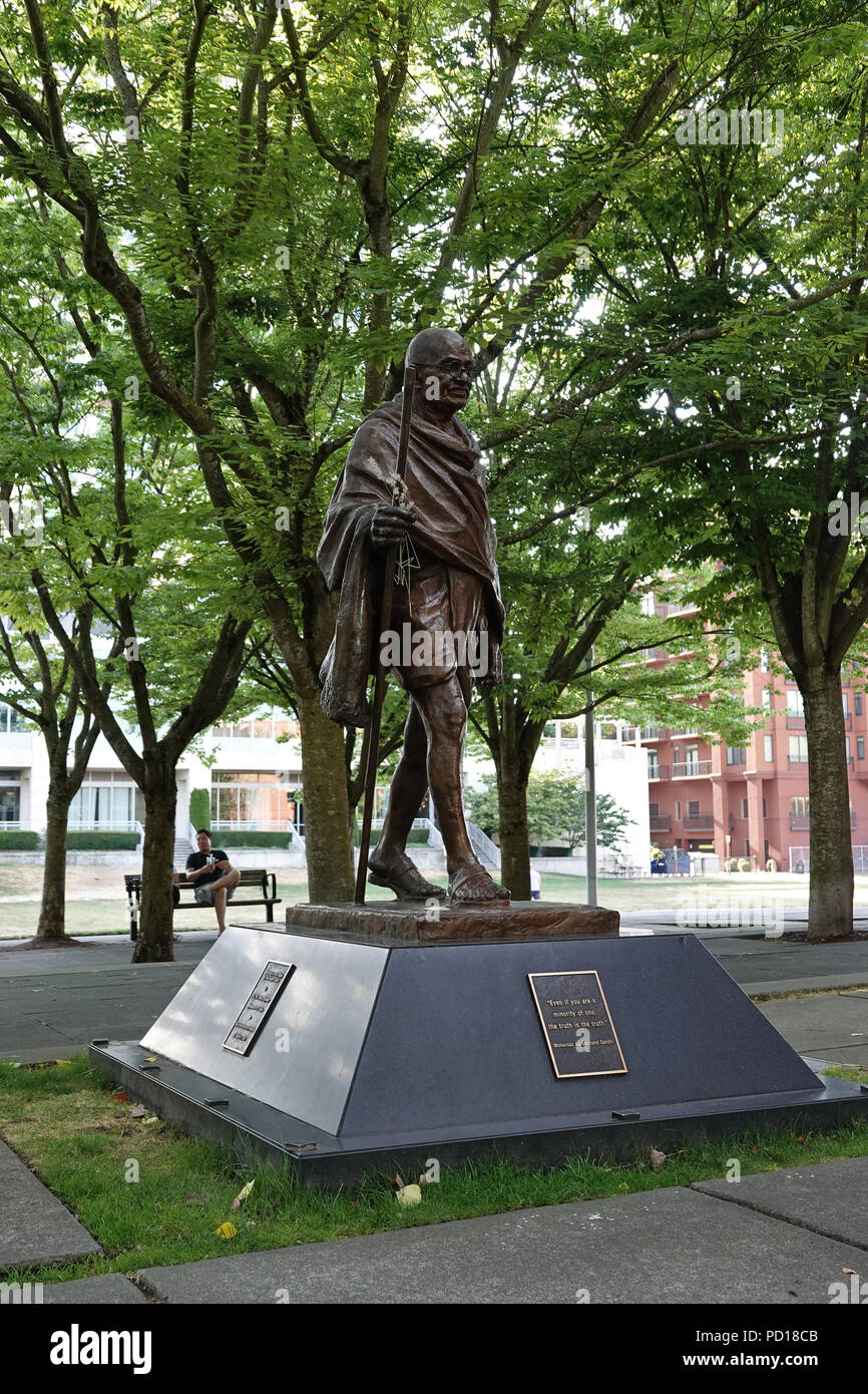 Gandhi-Statue in der Nähe der öffentlichen Bibliothek im Stadtzentrum von Bellevue, WA, USA Stockfoto