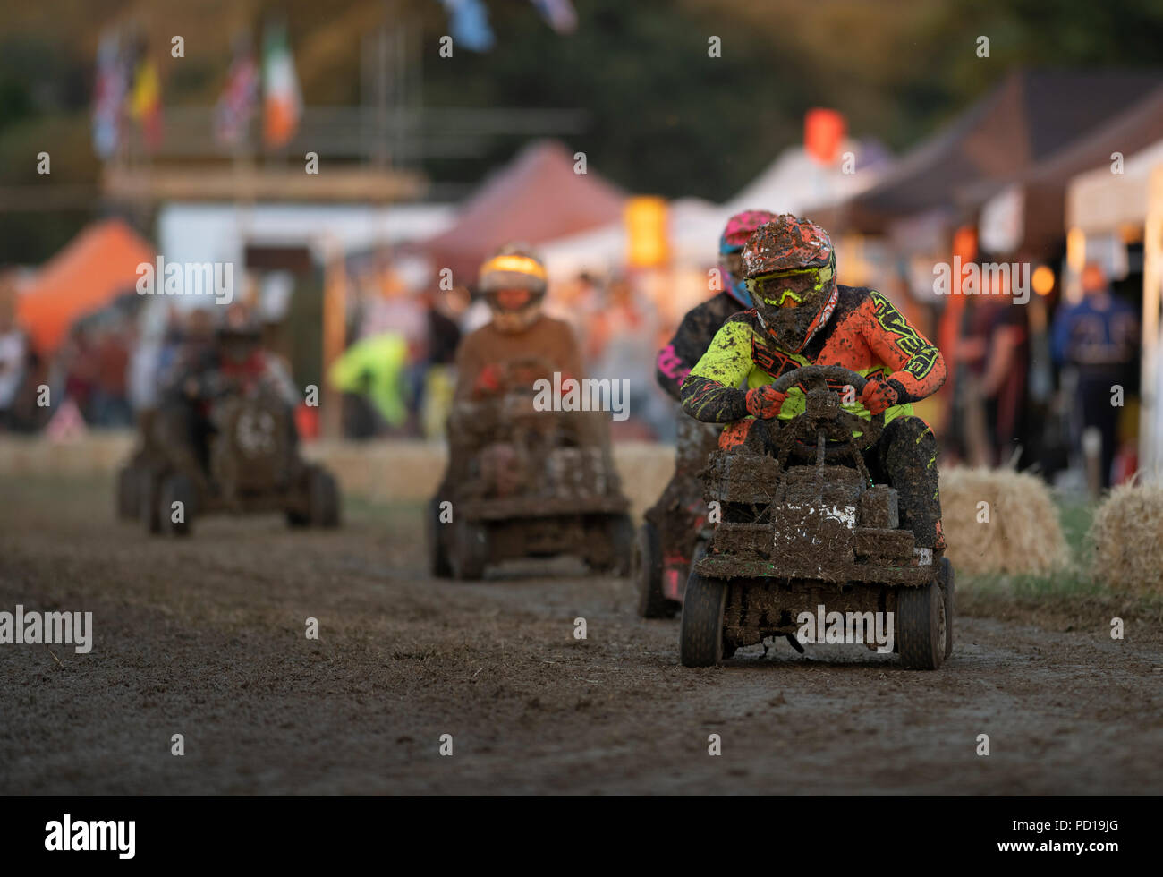 Billinghurst, UK. 4. August 2018. Die 12-Stunden enduarance Rasenmäher Rennen beginnt um 8:00 Uhr am Samstag und Teams aus der ganzen Welt rennen durch die Nacht, um die Ziellinie um 8 Uhr am Sonntag morgen. Frühe Runden des Rennens sehen die Mäher Gleiter auf dem verwässert Fläche des Feldes. Stockfoto