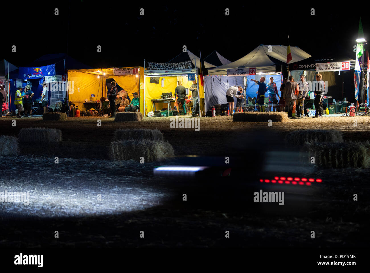 Billinghurst, UK. 4. August 2018. Die 12-Stunden enduarance Rasenmäher Rennen beginnt um 8:00 Uhr am Samstag und Teams aus der ganzen Welt rennen durch die Nacht, um die Ziellinie um 8 Uhr am Sonntag morgen. Frühe Runden des Rennens sehen die Mäher Gleiter auf dem verwässert Fläche des Feldes. Stockfoto